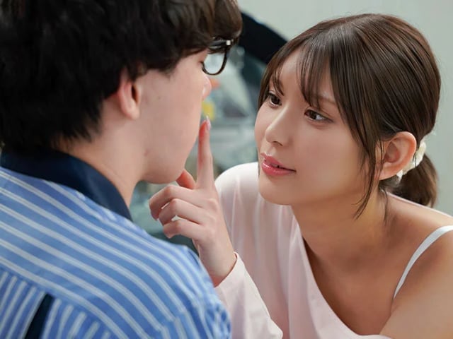(SNOS-397) Cậu nhân viên may mắn được cô khách quen dạy hôn